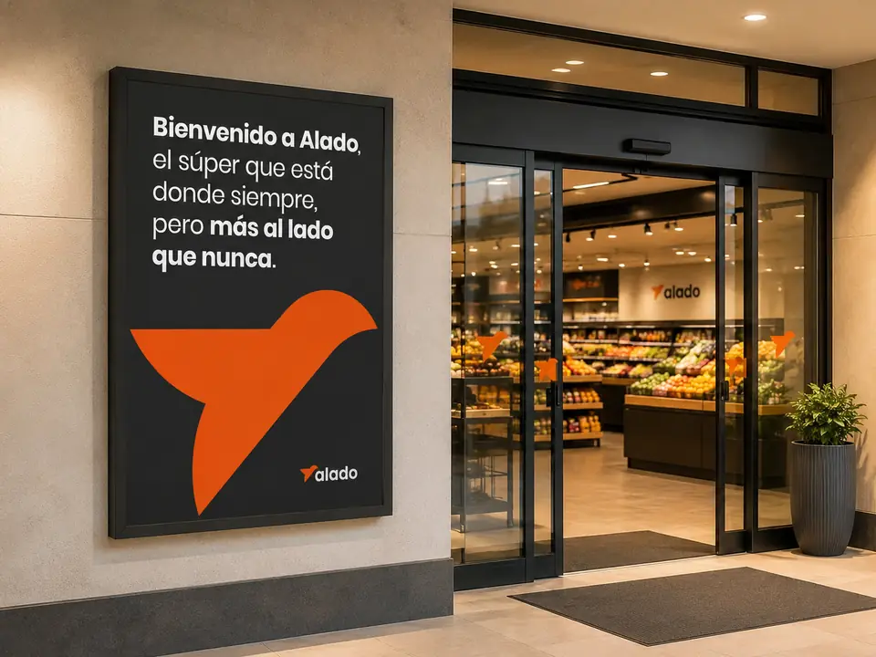 Cartel de bienvenida de Alado junto a la entrada de la tienda